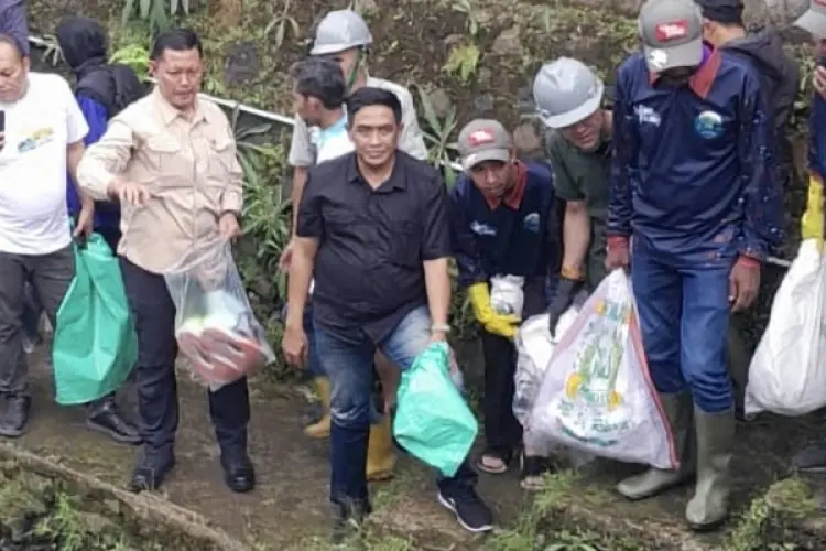 Hari Sungai Sedunia, Hanif Faisol Nurofiq Pimpin Bersih-bersih Sungai Ciliwung