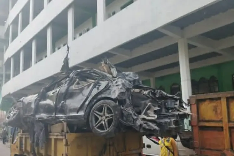 Begini Kondisi Mobil Mewah Mercedes-Benz yang Dievakuasi dari Reruntuhan Ponpes Al Khoziny