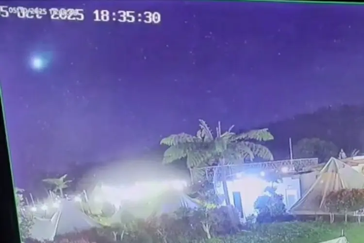 BRIN: Meteor Besar Jatuh di Laut Jawa, Sebabkan Dentuman dan Cahaya Terang di Langit Cirebon