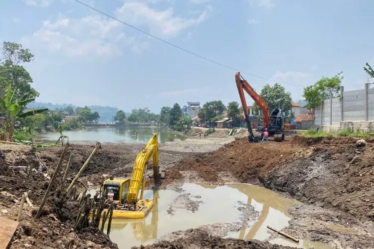 Ekskavator Nyaris Terkubur Lumpur saat Normalisasi Situ Ciburuy Bikin Warga Khawatir