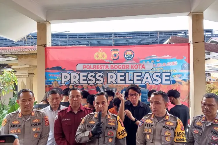 Polisi Dibacok Saat Bubarkan Tawuran, Dua Pelaku Diringkus Satu Buron