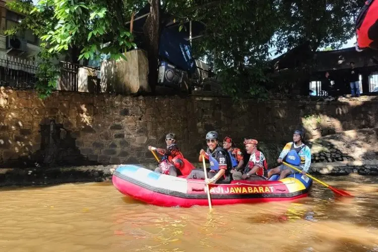 Pemuda Pancasila Jabar Gotong Royong Susur Bersih Sungai Cikapundung