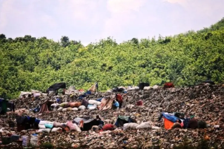 Gunungan Sampah Menumpuk di Kantor UPT Kebersihan Bandung Barat, Warga dan Sopir Truk Keluhkan Kondisi ini