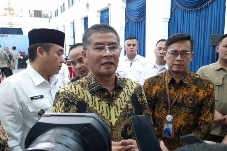 Serahkan Penghargaan Adminduk Prima 2025, Wagub Erwan Minta Kabupaten/Kota Inovatif dan Jemput Bola