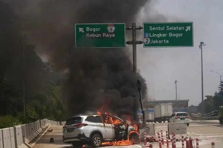 Mobil Rush Hangus Terbakar di Tol Jagorawi, Begini Nasib Sang Sopir