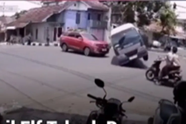 Minibus Elf Jurusan Purwokerto–Bandung Tabrak Dua Motor dan Toko di Ciamis