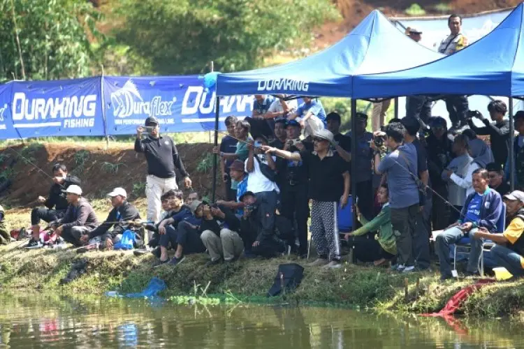 Fun Fishing Bersama Legenda Persib Bandung Hadirkan Kenangan dan Keakraban