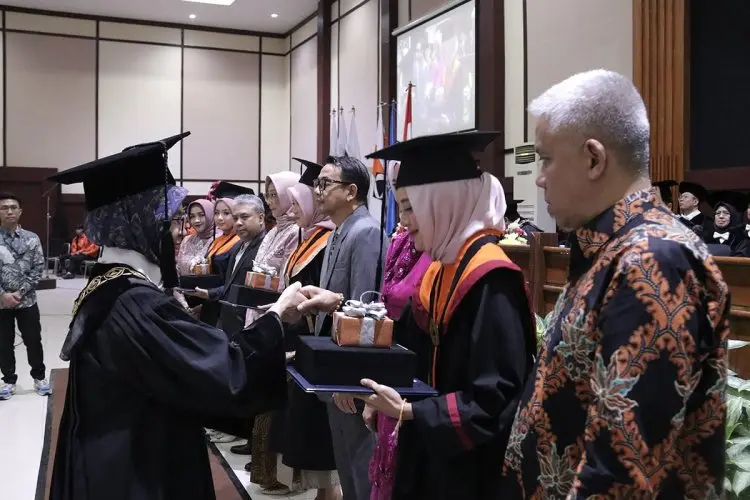 Rektor Itenas Wisuda 861 Lulusan, Tekankan Pentingnya Adaptasi di Era Digital