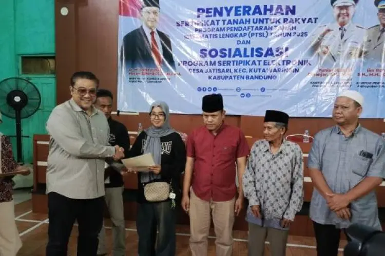 Wakil Ketua DPR Dede Yusuf Hadiri Penyerahan Sertifikat Tanah Milik Warga Kecamatan Kutawaringin 