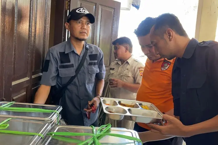 Kronologi Keracunan Massal di SMPN 1 Cisarua, Diduga Akibat Ayam Basi dalam Program MBG   