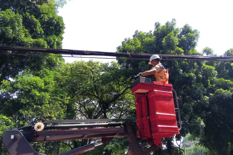 Pemkot, APJATEL dan DPRD Tertibkan Kabel Udara di Jalan Jalak Harupat Sempur