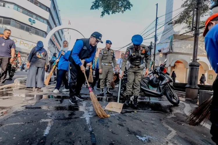 HUT ke-215 Kota Bandung Dimeriahkan Aksi Bebersih Massal Bareng Komunitas