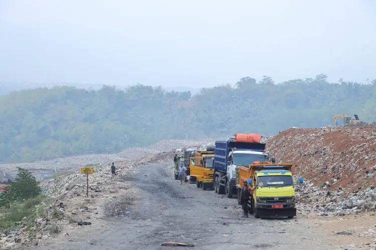Bantah Farhan, DLH Jabar Pastikan Regulasi Pembuangan Sampah di TPAS Sarimukti Belum Berubah