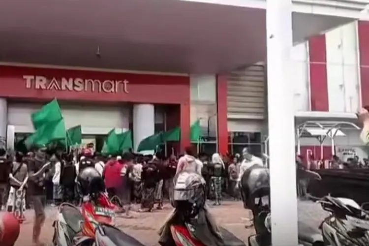 Santri Jember Geruduk Transmart Imbas Tayangan Program Trans7