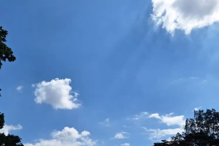 Cuaca Bandung Raya Tak Menentu, Siang Terik Capai 35°C, Malam Berpotensi Hujan Lebat