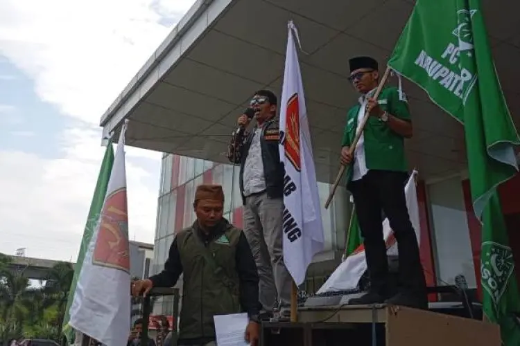 Transmart Buah Batu Disegel Massa dari GP Ansor Kabupaten Bandung