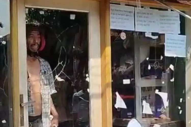 Viral Diduga ODGJ di Pasar Rebo Mengamuk dan Sandera Dua Anak Kandung, Petugas Damkar Turun Tangan