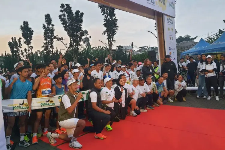 Olahraga Sambil Wisata, Irfan Hakim dan Tya Ariestya Ikuti Zoo Run Lembang Park & Zoo Beserta Ratusan Pelari