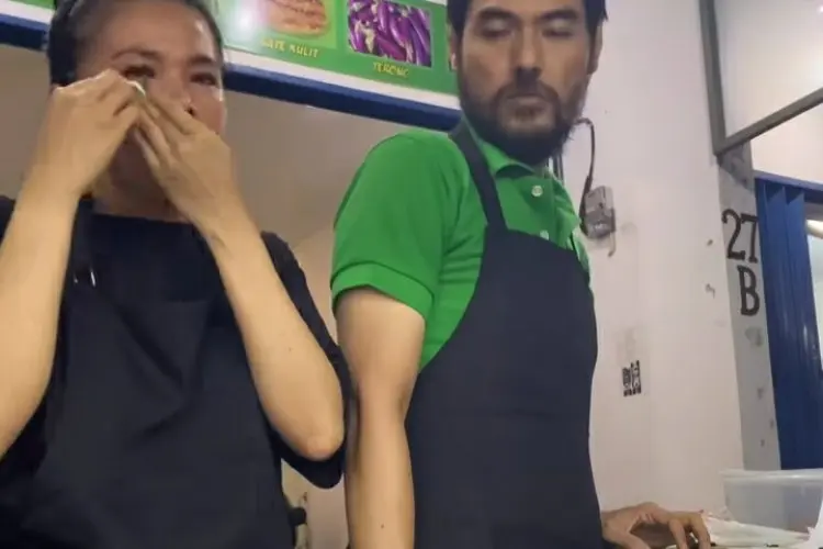 Viral! Warung Kang Mus 'Preman Pensiun' Diduga Dipalak Preman, Sang Istri Tak Kuasa Tahan Emosi