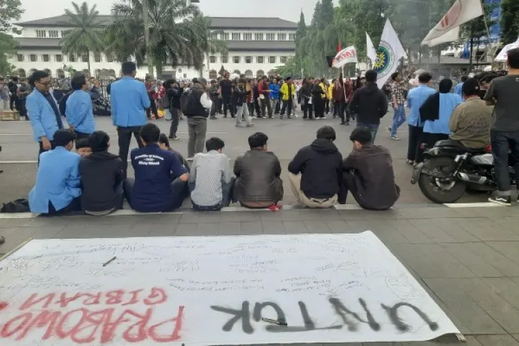 Ratusan Mahasiswa Ontrog Gedung Sate, Soroti 1 Tahun Pemerintahan Prabowo-Gibran