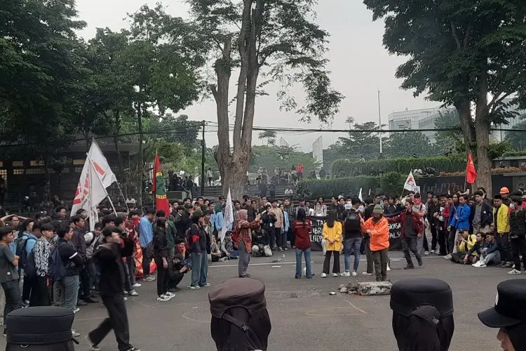 Gelar Aksi Teatrikal, Soroti Janji 19 Juta Lapangan Kerja dan Penangkapan Mahasiswa