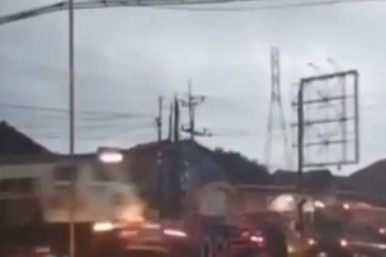 Viral di Medsos, Begini Kronologi Kecelakaan KA Harina vs Truk Kontainer di Kaligawe Semarang