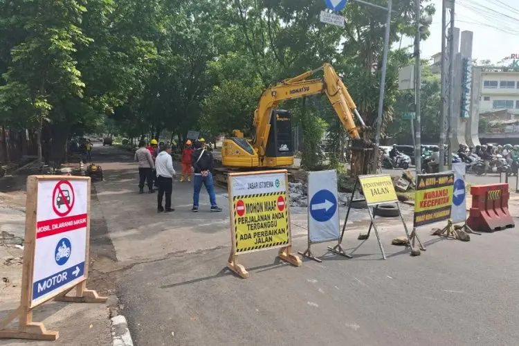 Cuaca dan Parkir Liar Hambat Perbaikan Jalan di Kota Bandung, DSDABM Tetap Kejar Target