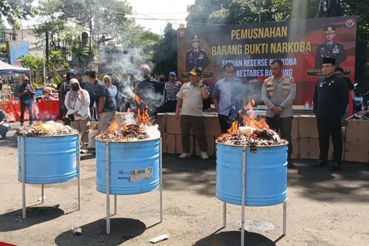 Satresnarkoba Polrestabes Bandung Musnahkan Lebih dari 2,7 Juta Butir Obat Keras Terbatas