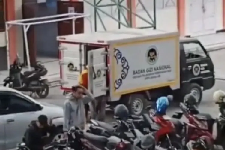 Viral! Mobil Program MBG Dipakai Angkut Genteng di Trenggalek, Kepala Sekolah Beri Klarifikasi
