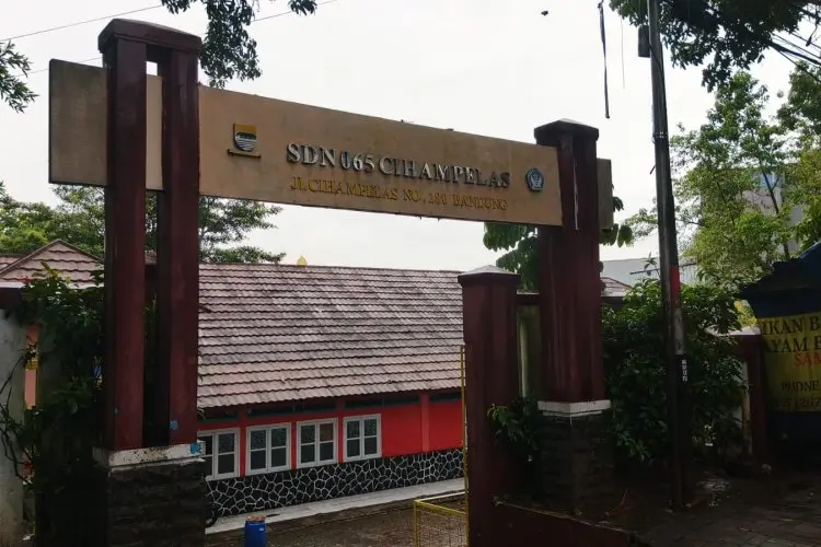 Hujan Deras Sebabkan Banjir di SD Negeri 065 Cihampelas Bandung