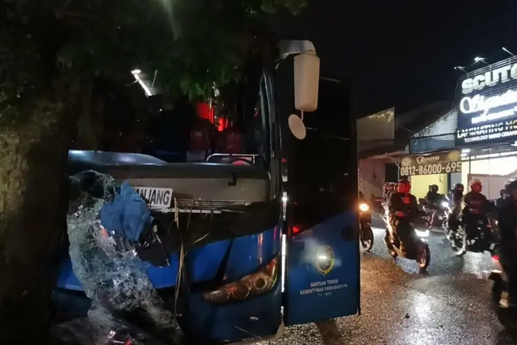 Rem Blong, Sopir Bus DAMRI Tewas Usai Tabrak Pohon di Jalan Setiabudi