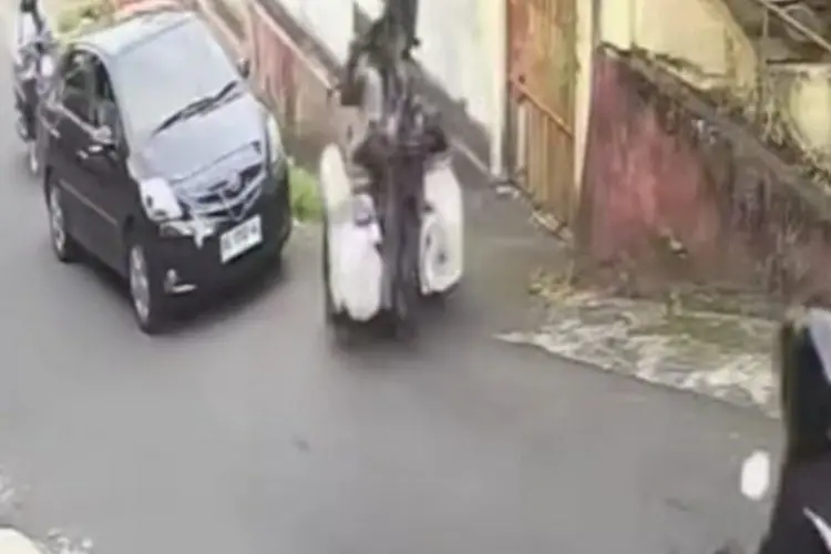 Viral! Diduga Tak Kuat Menanjak, Pengendara Motor Ini Terjungkir