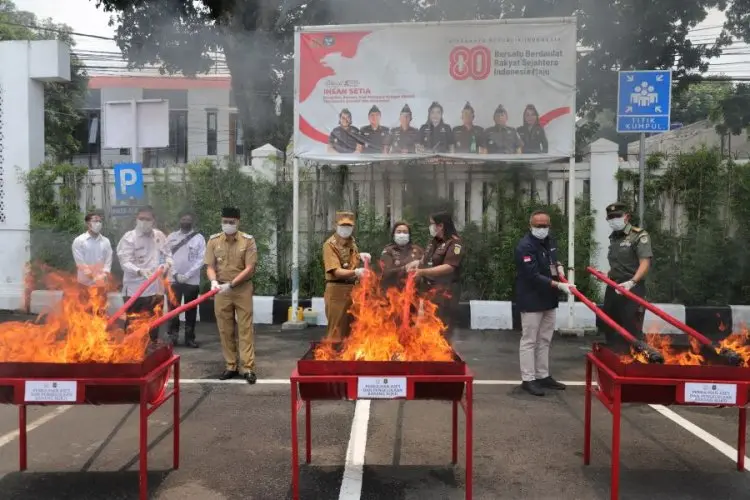 Komitmen Tegakan Hukum, Kejari dan Pemkot Cimahi Musnahkan Barang Bukti Narkoba dan Uang Palsu