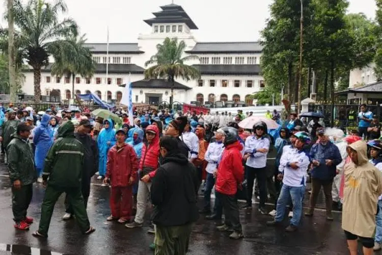Buruh Jawa Barat Menanti Keputusan UMP 2026: Daftar Rekomendasi UMK Tiap Daerah