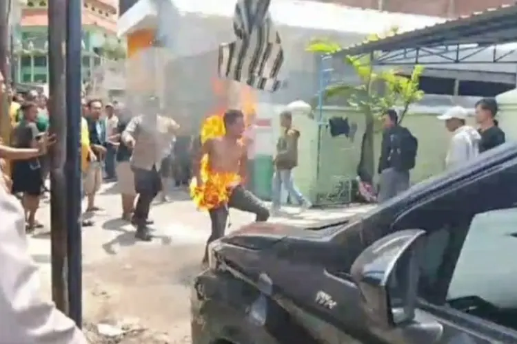 Kronologi Pencuri Motor di Surabaya Terbakar saat Diamankan