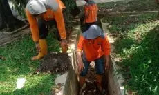 Antisipasi Banjir, Dinas PUPR Kota Bogor Bersihkan Saluran Air di Taman Heulang 