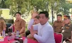 Viral! Momen Absurd di Rapat Terbuka, Buah Mangga Jatuh Nyaris Mengenai Bupati Pelalawan