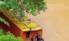 Truk Box Terjun ke Sungai Cimuntur di Ciamis, Pembatas Jembatan Hancur Dihantam Benturan