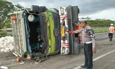 Truk Bermuatan Batu Terguling di Tol Cipali KM 160