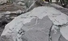 Batu Besar dari Semeru Masih Panas, Keluarkan Asap Saat Disiram Air di Pronojiwo