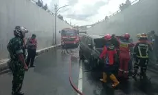 Mobil Nissan X-Trail Terbakar di Flyover Dustira Cimahi, Akibatkan Macet hingha 2 Kilometer