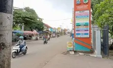 Trotoar Diserobot Pedagang, Eh Billboard Puskesmas Lemahabang Ikut Nutup Akses Trotoar