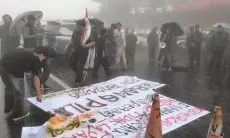 Dari Terik Matahari Hingga Turun Kabut, Mahasiswa Bogor Ngotot Desak Pemerintah Tertibkan Restoran Astro Puncak