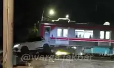 Video Detik-detik Mobil Tertabrak Kereta di Perlintasan Gantung Bojong Viral, Begini Kondisi Pengemudinya