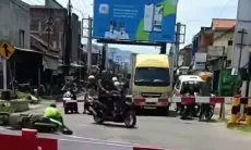 Viral Pengendara Motor Jatuh Usai Terobos Palang Pintu Kereta Api di Garut