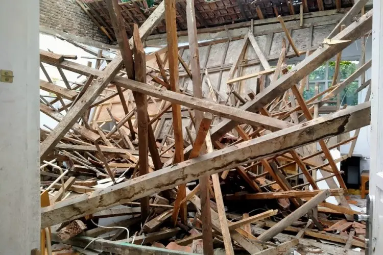 Atap SMPN 17 Kota Tasikmalaya Roboh, Disdik Sebut  Kayu Lapuk dan Terdampak Gempa