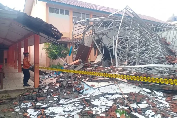 Tertimpa Atap Sekolah Ambruk, 42 Siswa SMKN 1 Gunung Putri Alami Luka