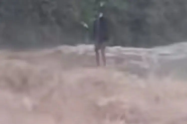 Detik-Detik Dramatis! Pria Diduga ODGJ Berhasil Diselamatkan Usai Terjebak Arus Deras Sungai Cikapundung