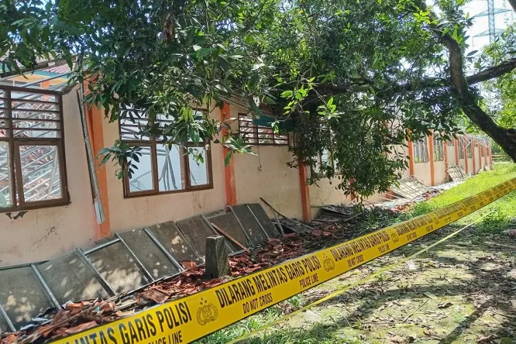 Tumbangnya Pohon Mangga jadi Pemantik Ambruknya Atap SMKN 1 Gunung Putri
