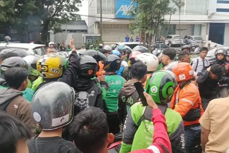 Polisi Bergerak Cepat Redam Bentrok Debt Collector dan Ojol di Jalan BKR Bandung